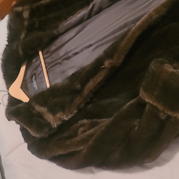 Donna Solyers fabulous furs Brown Fur deep heavy coat one top button. - Picture 4 of 8